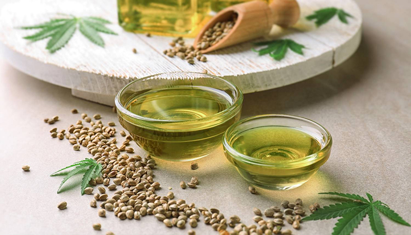 L'huile de chanvre, est extraite à partir des graines et des fibres de la plante de chanvre CBD ou Cannabis Sativa L, par pressage à froid. L'huile obtenue est riche en vitamines, minéraux, oméga 3 et 6. À l'instar de l'huile d'olive, l'huile de chanvre est idéale pour vos préparations froides, et également en application topique.